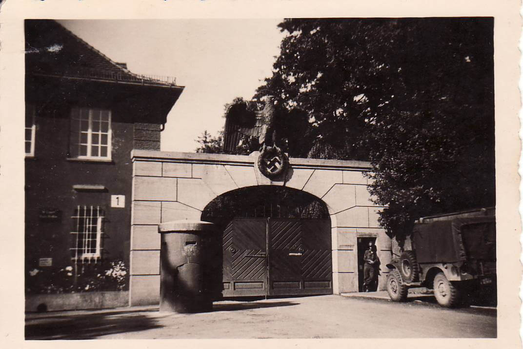 Westliches Eingangstor zum SS-Übungslager nach der Befreiung.