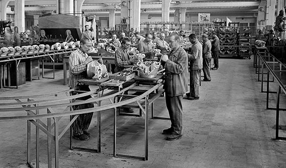 prisioneros que están montando algo en una línea de producción tipo en cadena (Derechos de imagen: BMW Group Archiv, Munich).