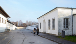 Rechts: Das ehemalige Lager·gefängnis Das Foto ist von 2017. (KZ-Gedenk·stätte Dachau)