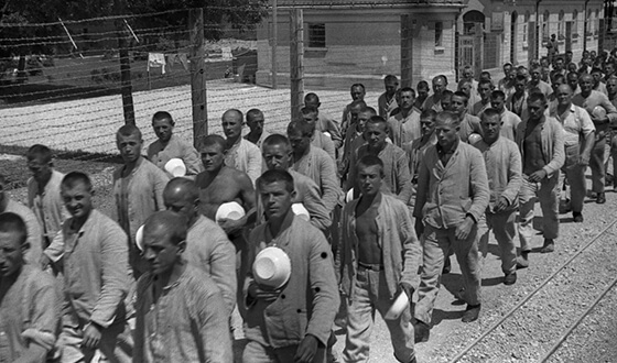 Prisioneros con bols de comida de esmalte en las manos en fila ordenada, foto propagandística de la SS (Derechos de imagen: Archivo Federal).