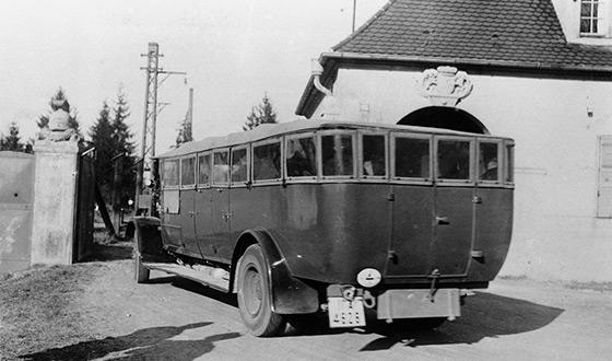 Primer transporte de prisioneros en autobus delante de la portería del antiguo terreno de la fábrica (Derechos de imagen: Archivo municipal de Múnich)