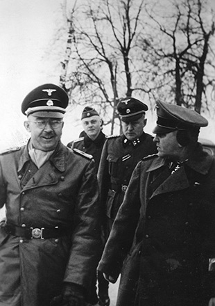 Heinrich Himmler y Theodor Eicke, de muy buen humor durante una visita al campo de concentración de Dachau en 1934, foto propagandística de la SS (Derechos de imagen: Archivo Federal)