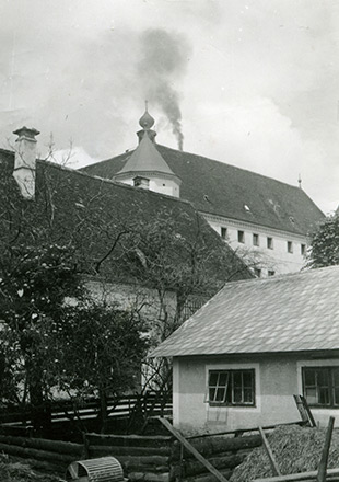 Schloss Hartheim con columna de humo sobre el techo (Derechos de imagen: Wolfgang Schuhmann)