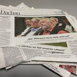 Ein Stapel von Zeitungsartikeln aus der Süddeutschen Zeitung, die über Themen rund um die KZ-Gedenkstätte Dachau handeln