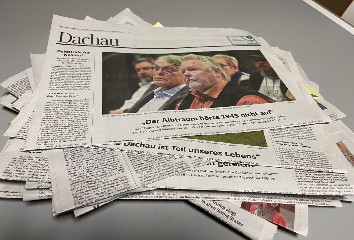 Ein Stapel von Zeitungsartikeln aus der Süddeutschen Zeitung, die über Themen rund um die KZ-Gedenkstätte Dachau handeln