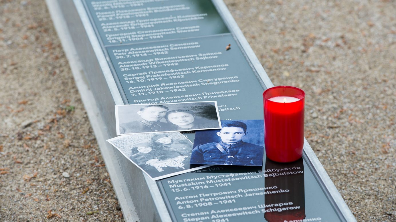 Fotos zur Erinnerung an sowjetische Kriegsgefangene, die auf dem SS-Schießplatz in Hebertshausen ermordet wurden, auf der Installation „Ort der Namen“.